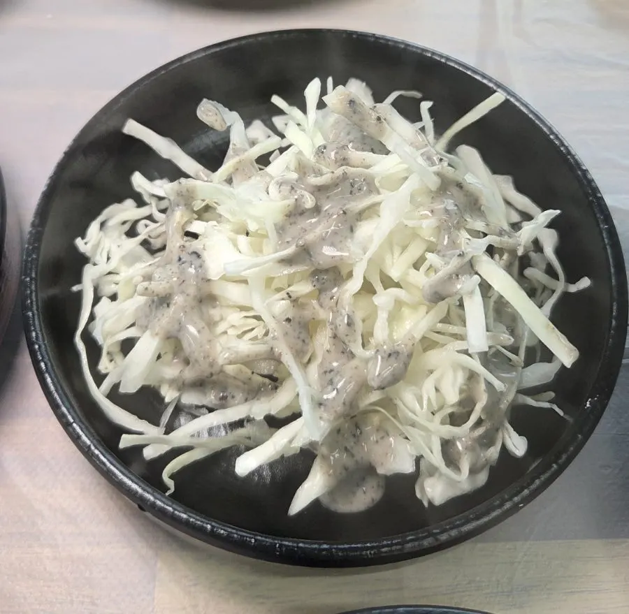 정갈하게 담긴 섬마을 기본 반찬