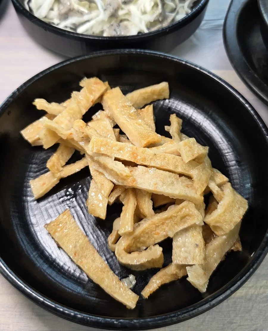 섬마을 밑반찬 접시 클로즈업