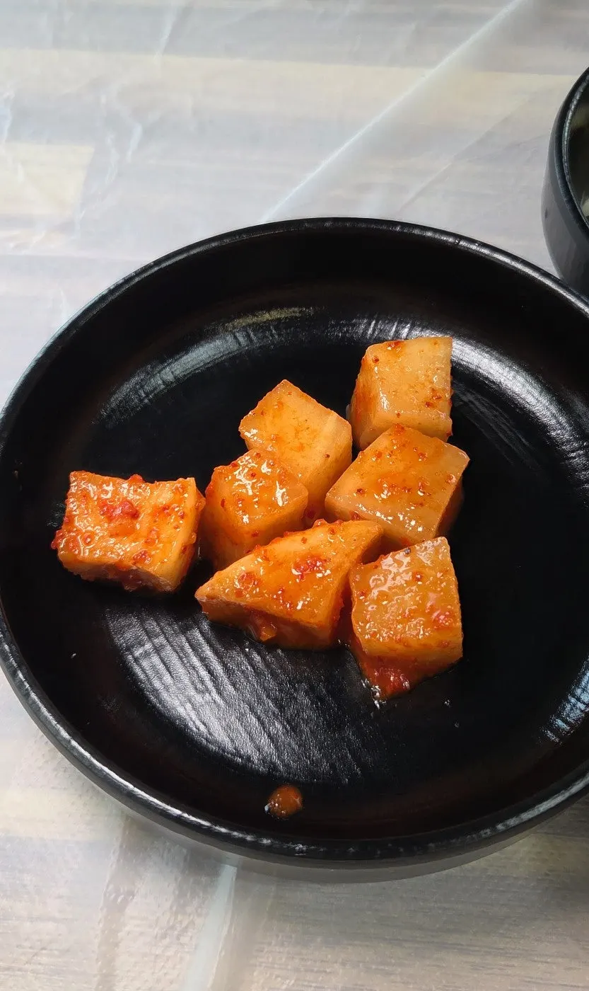 음식 기다리며 담은 섬마을 테이블