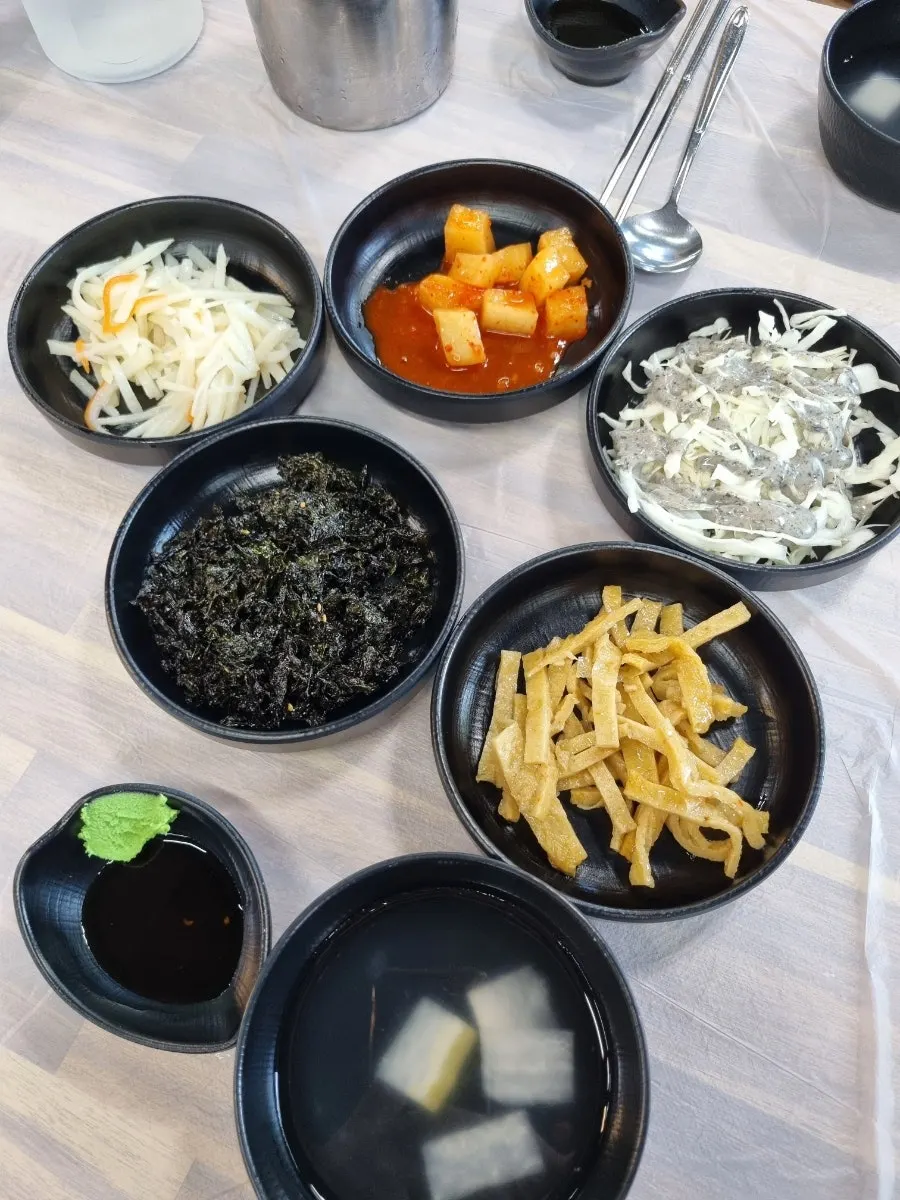 Side dish spread at Seommaeul