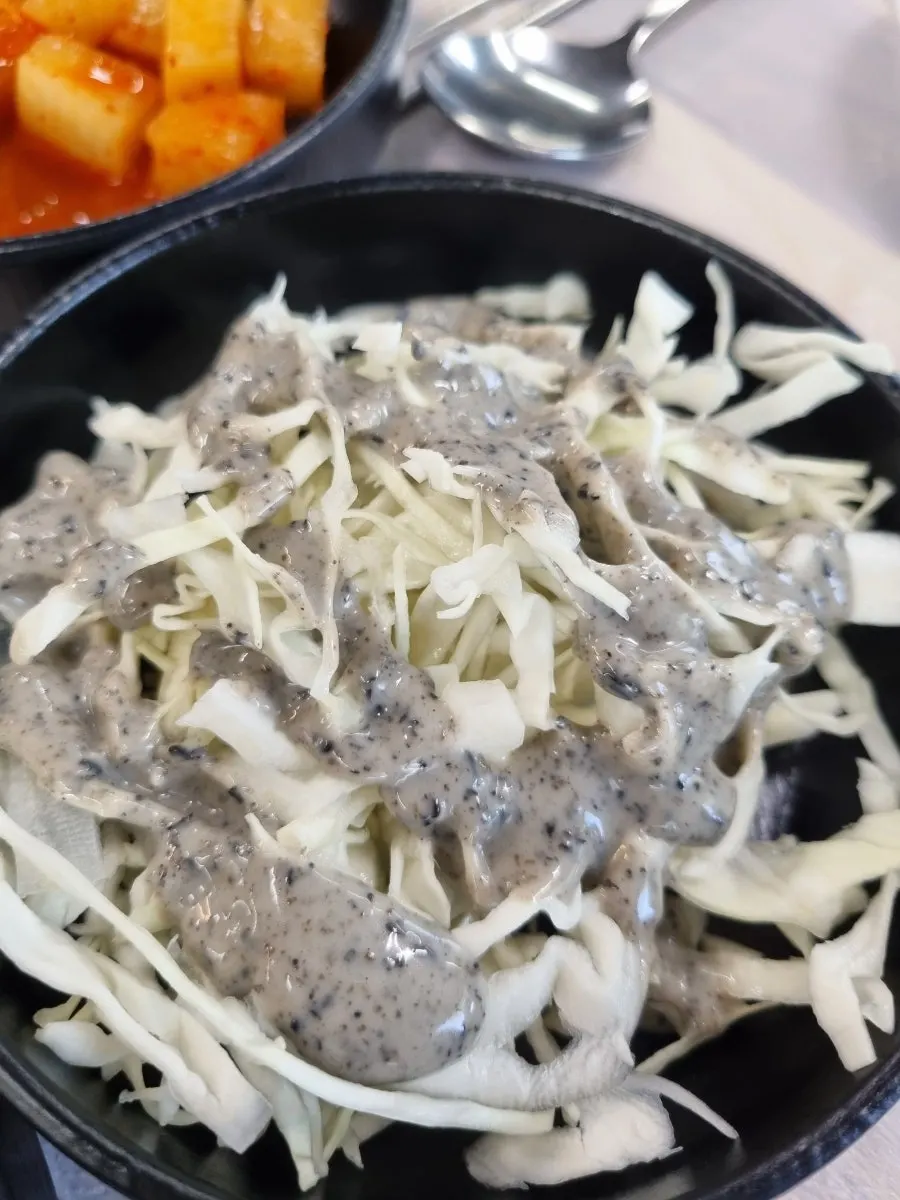 Plate of basic side dishes at Seommaeul