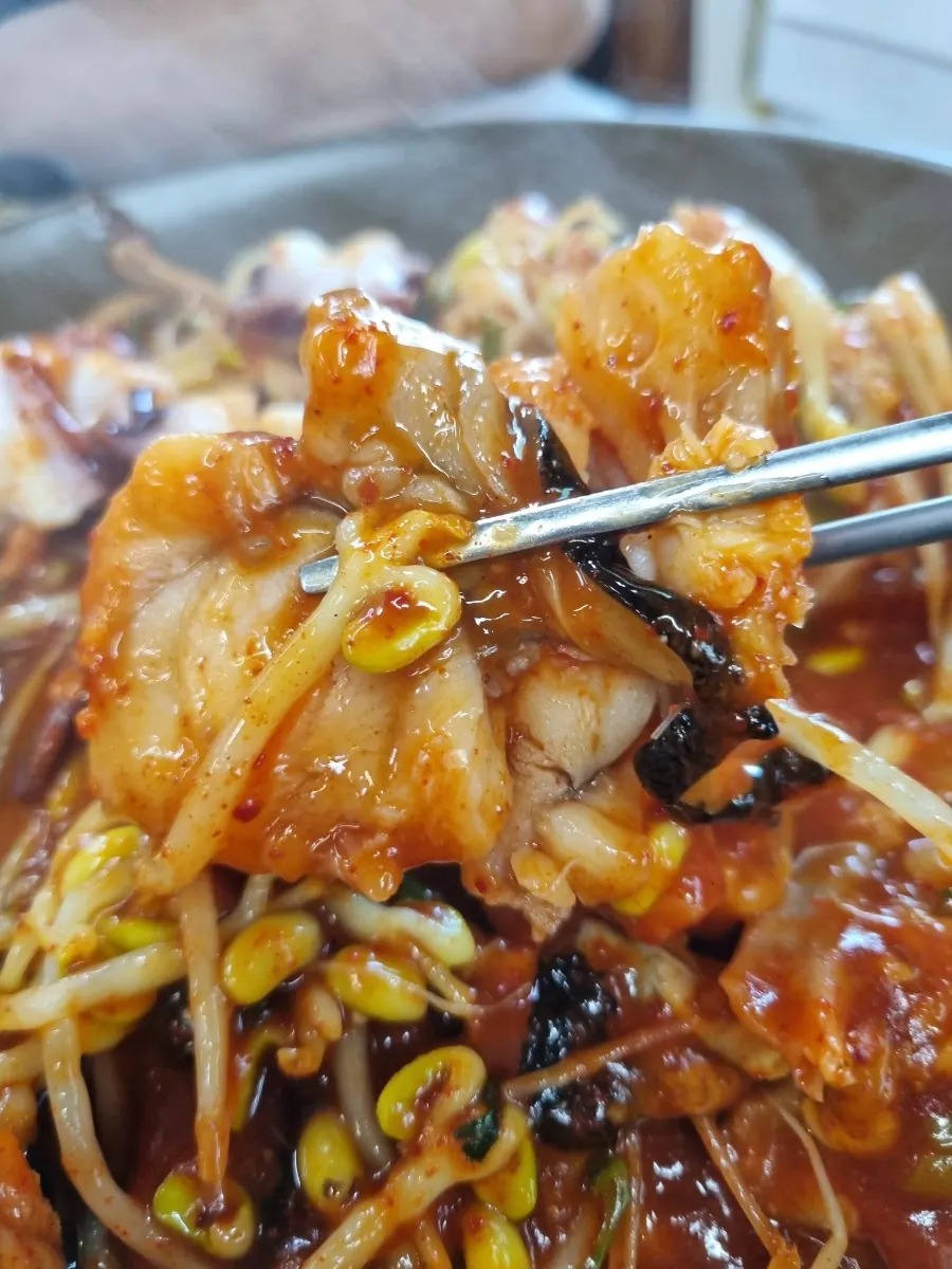 Monkfish meat and bean sprouts tossed in sauce