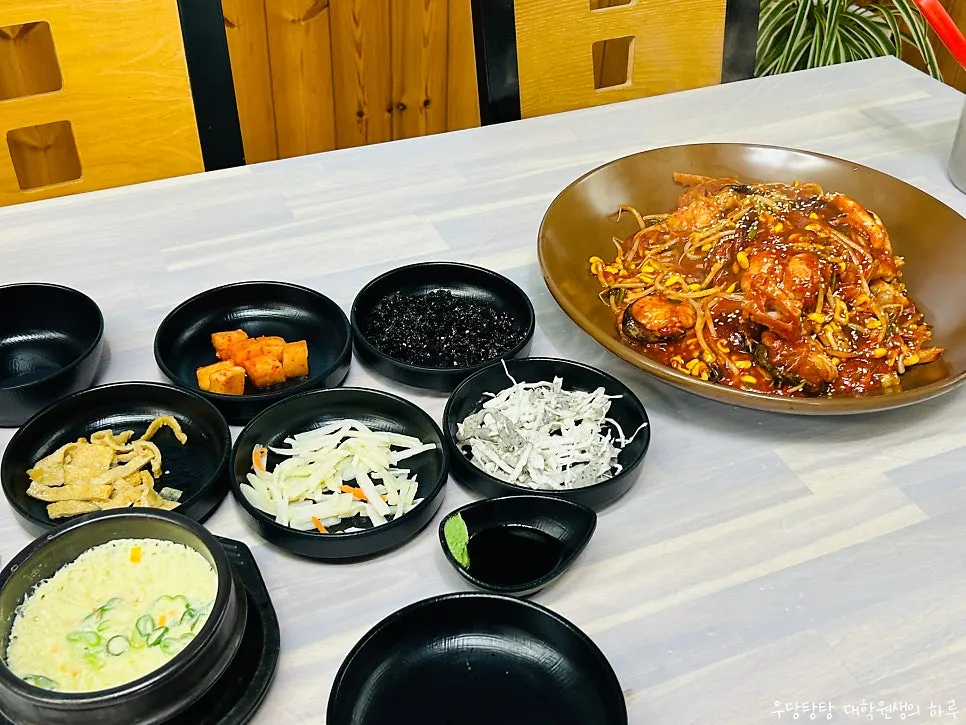주문 후 차려지기 시작한 섬마을 테이블