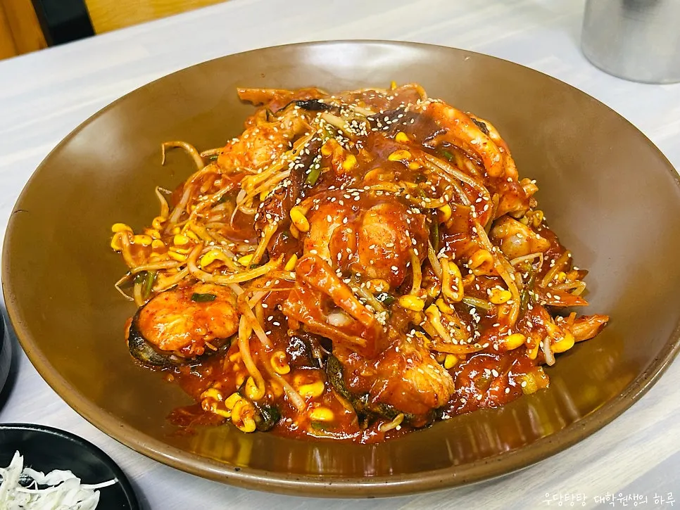 큰 접시에 담겨 나온 아구문어찜 소 사이즈