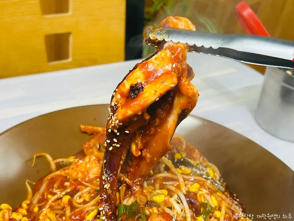 아구찜 위에 올라간 큼직한 통문어