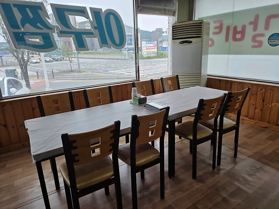 섬마을 매장 입구 주변