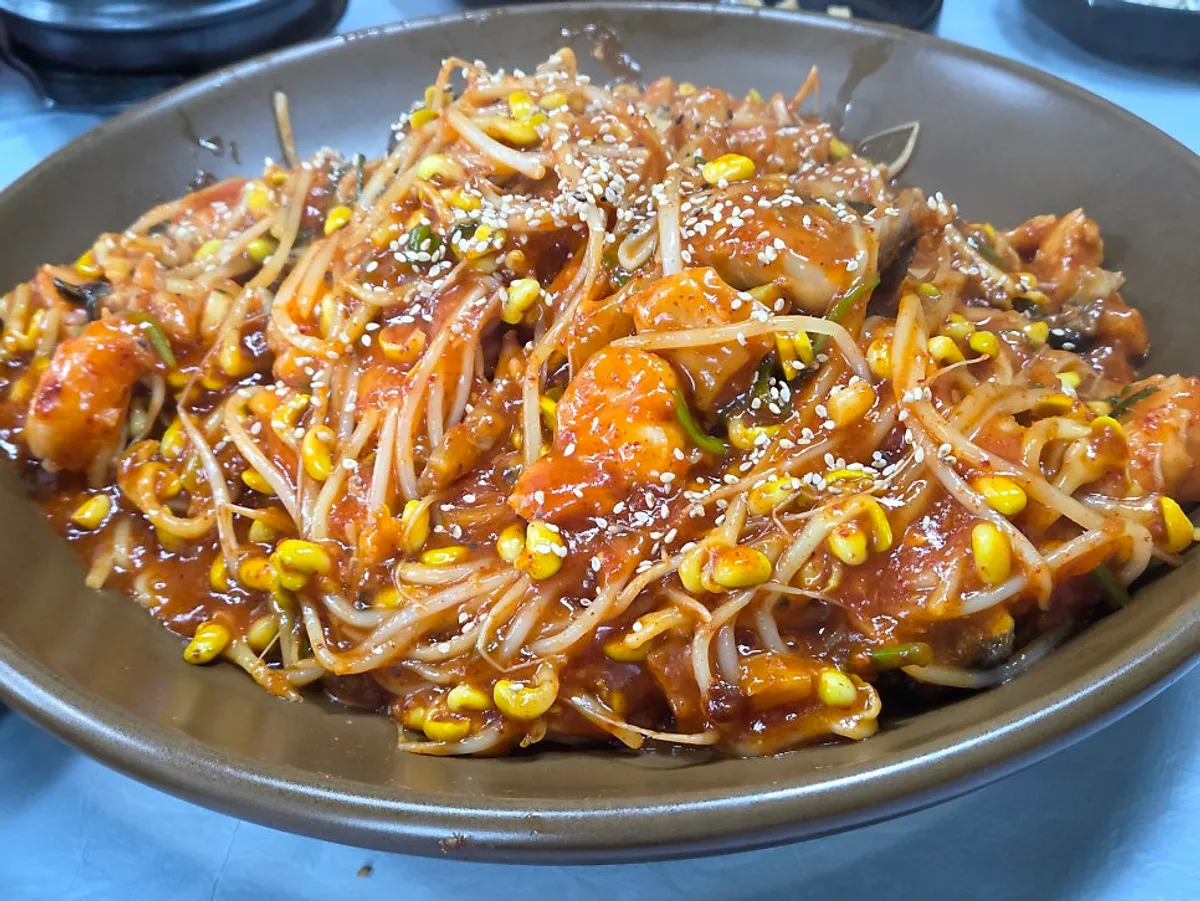 커다란 접시에 담긴 섬마을 아구찜