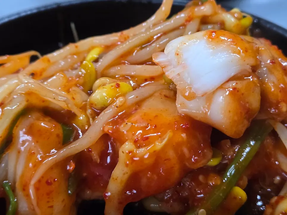 콩나물과 미나리가 섞인 아구찜 양념