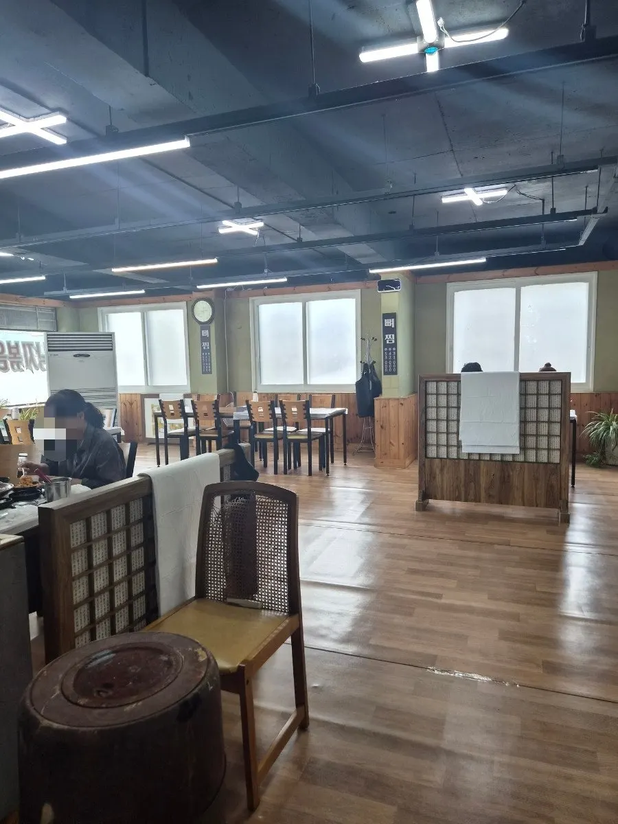 Shoes-off floor seating hall at Seommaeul