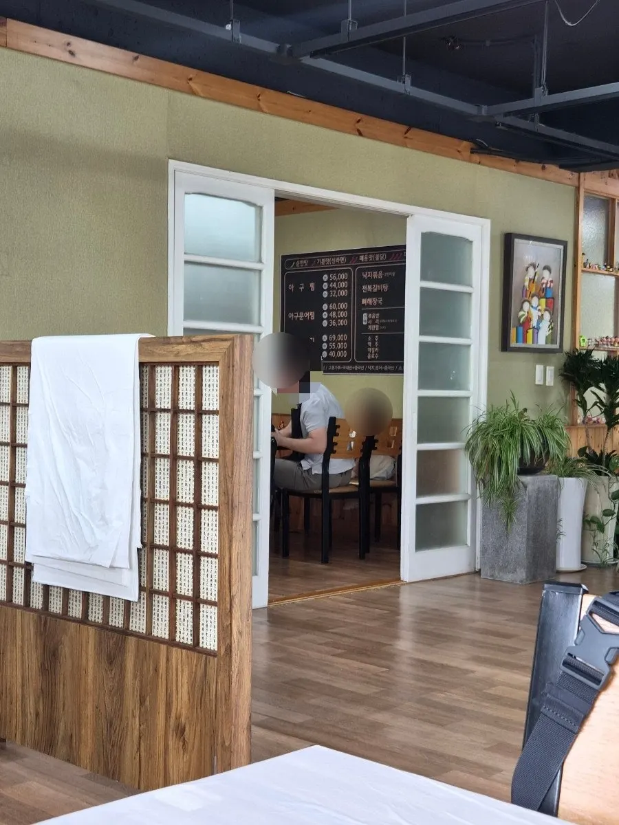 Widely spaced floor seating at Seommaeul