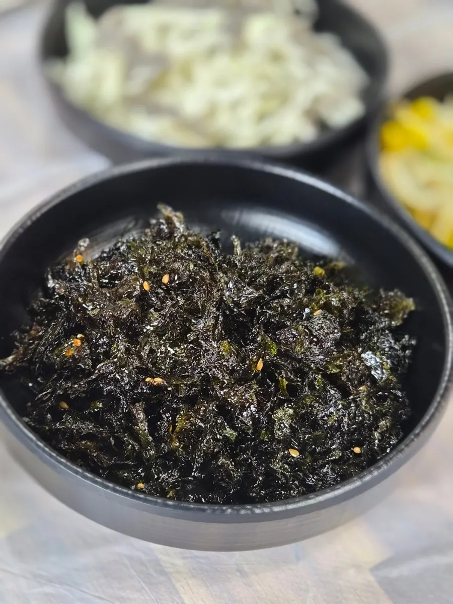 Gim jaban (seasoned seaweed flakes) side dish
