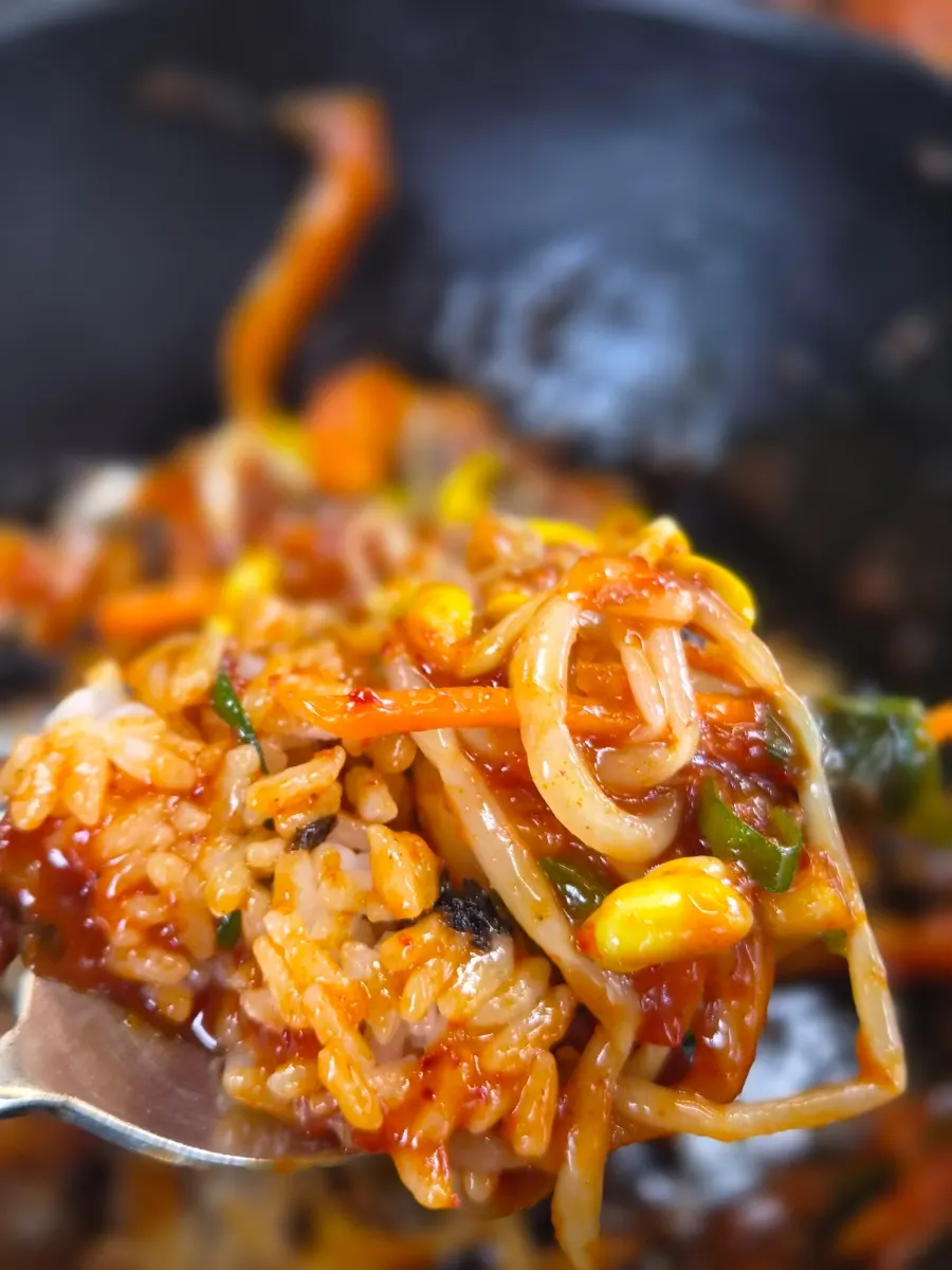 Bowl of rice mixed with nakjibokkeum and gim jaban
