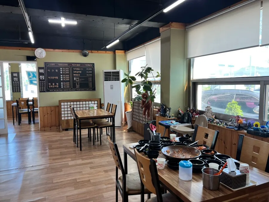 The spacious dining hall inside Seommaeul