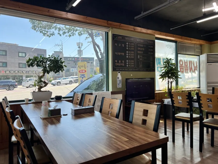 Seating with 4-person and 8-person tables at Seommaeul