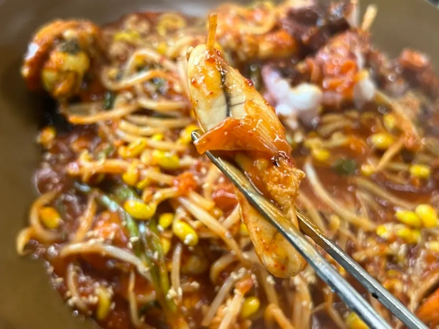 Crunchy bean sprouts lining the haemuljjim