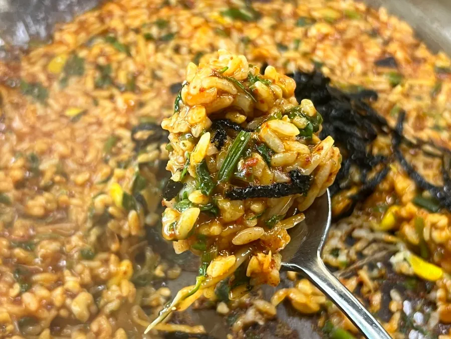 Haemuljjim fried rice topped with sesame oil and gim