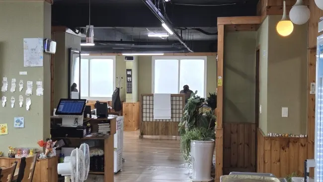 Interior and tables at Seommaeul