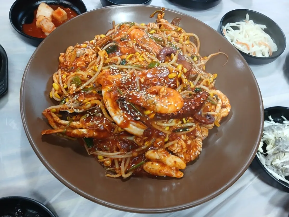 Generous small seafood braise ordered at Seommaeul