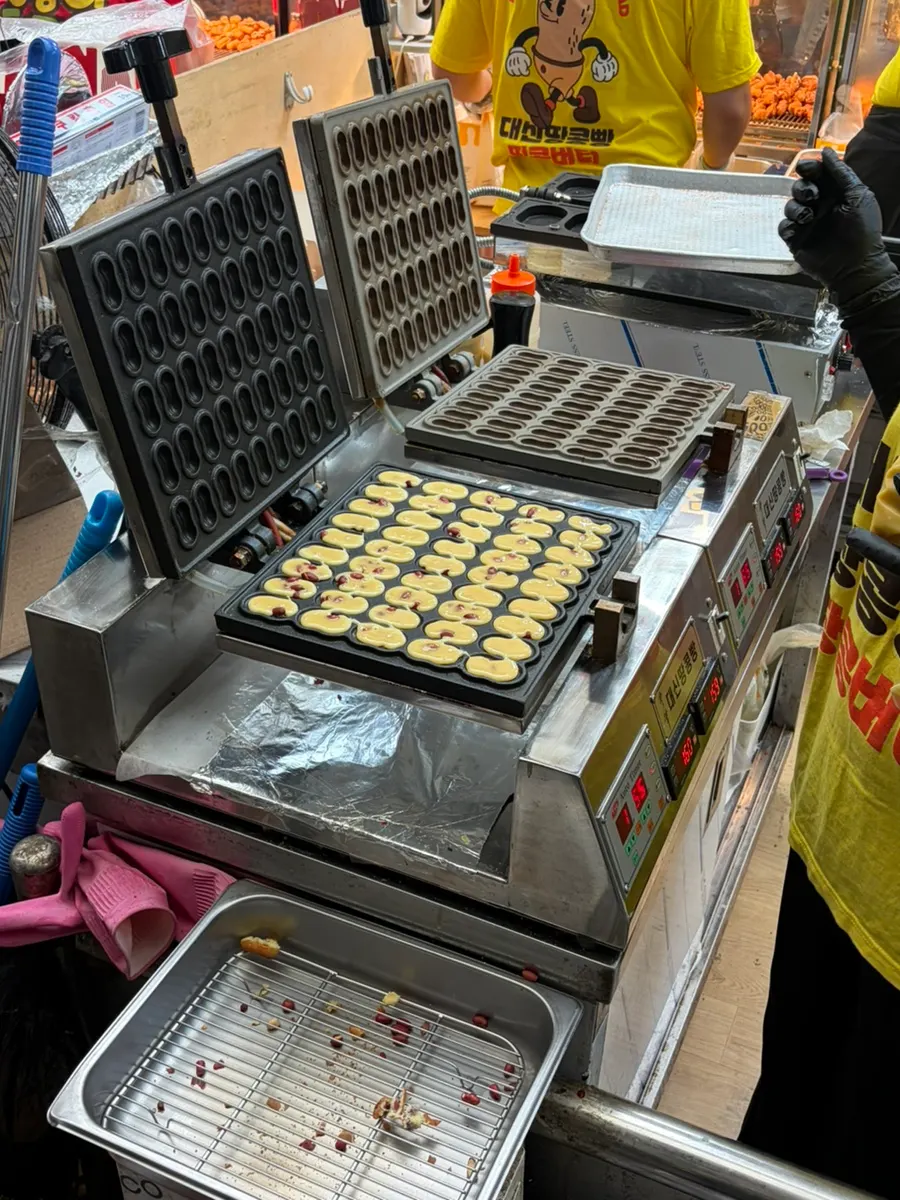 Peanut bread baking machine with batter