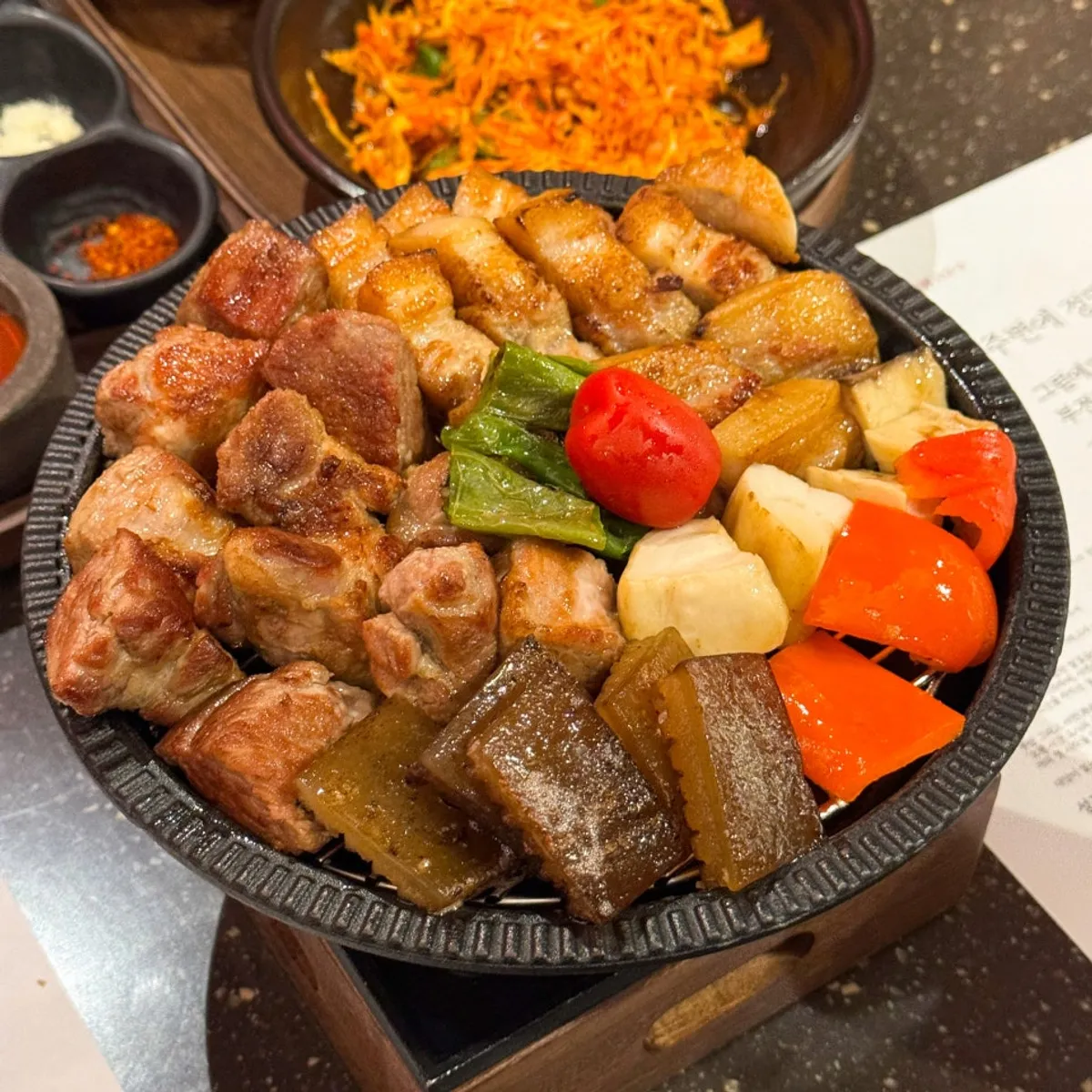 구워서 플레이팅한 삼겹살 목살 껍데기 접시