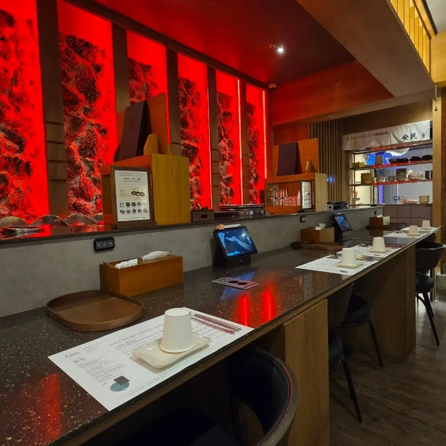 Overview of the pleasant dining hall at Anmin Busan