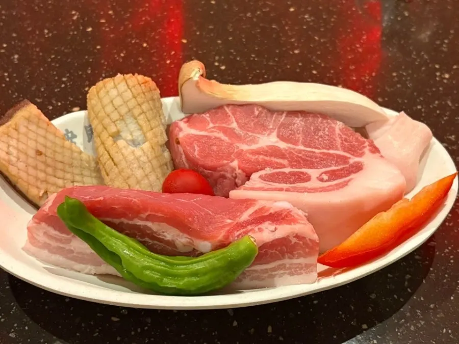 Table spread of the whole-pig half set, 450g