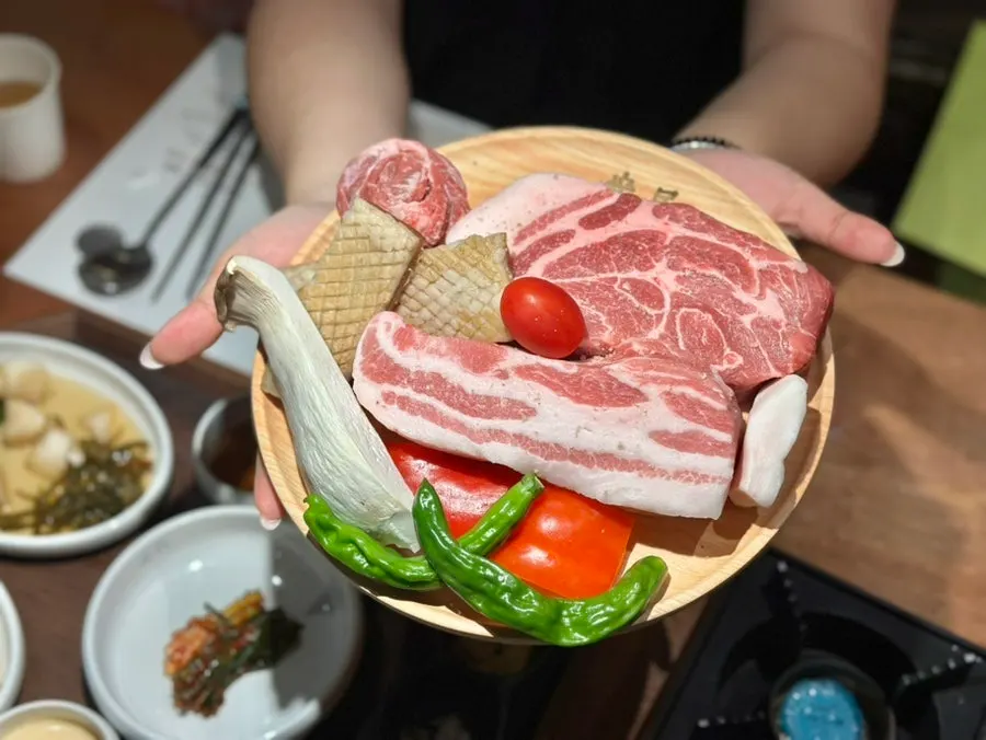 Set composition of pork belly, pork neck, special cuts, and pork rind
