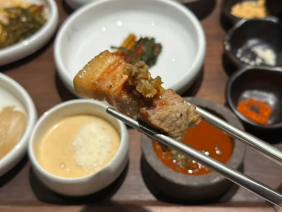 Grilled pork belly dipped in pine-flower salt