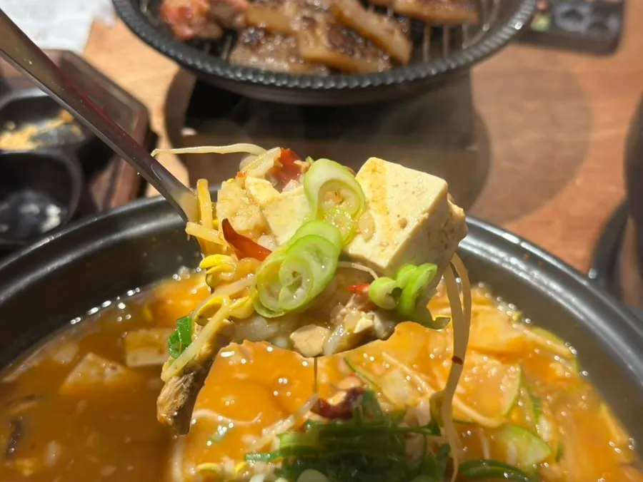 Inside the doenjang-sulbap with dough dumplings, tofu, and zucchini