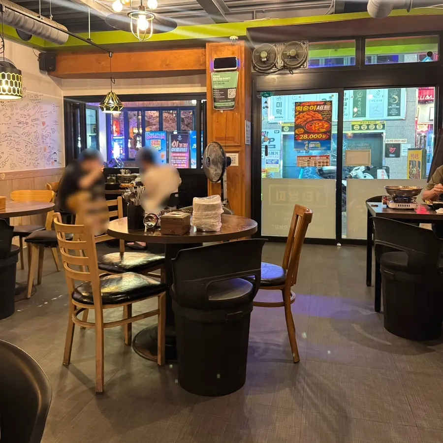 옛날통닭앤탕 서면점 내부 좌석