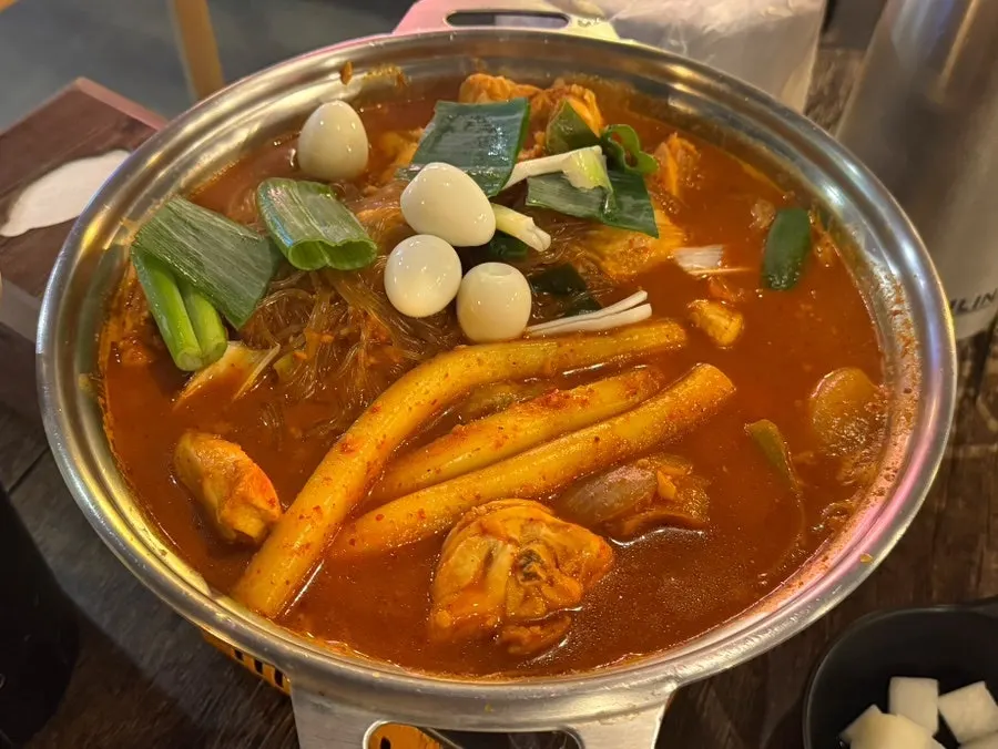 재료가 넉넉한 닭도리탕 한마리 한 냄비