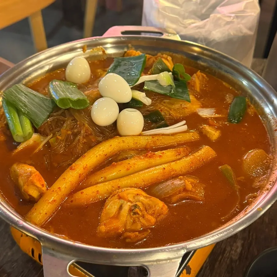 가스버너 위에서 끓고 있는 닭도리탕