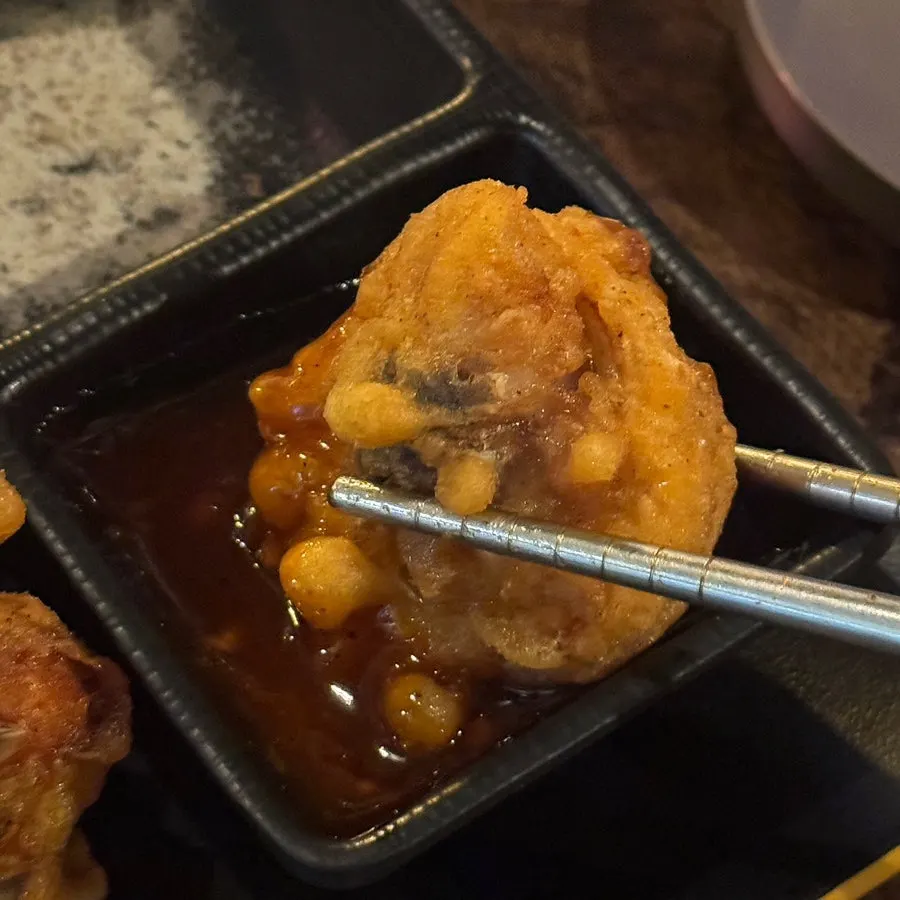 양념 소스에 찍은 옛날통닭 조각