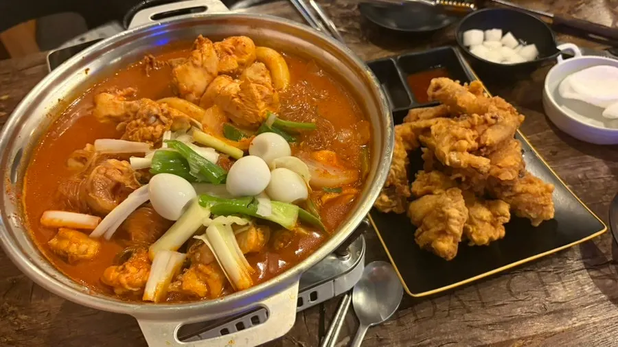 Aentang Set served with dakdoritang and old-style fried chicken together