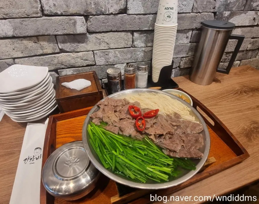 그릇과 냅킨, 양념통이 놓인 테이블 세팅