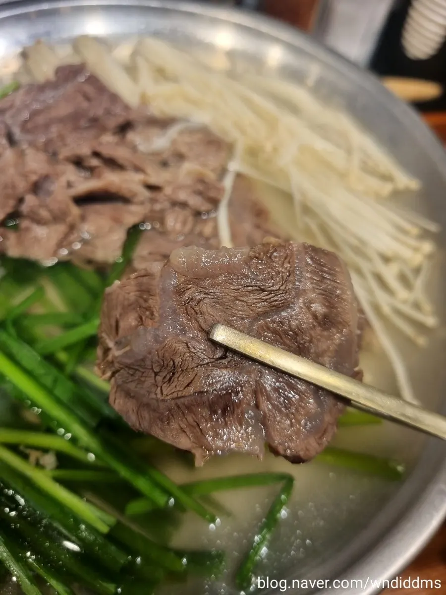 수육과 함께 차린 반찬 한 상