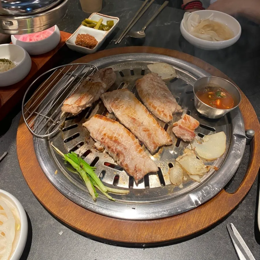 Pork ribs with sliced potatoes