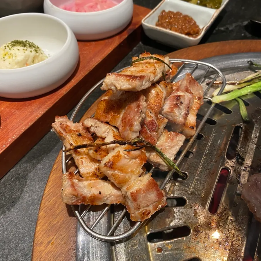 Charcoal-grilled pork ribs