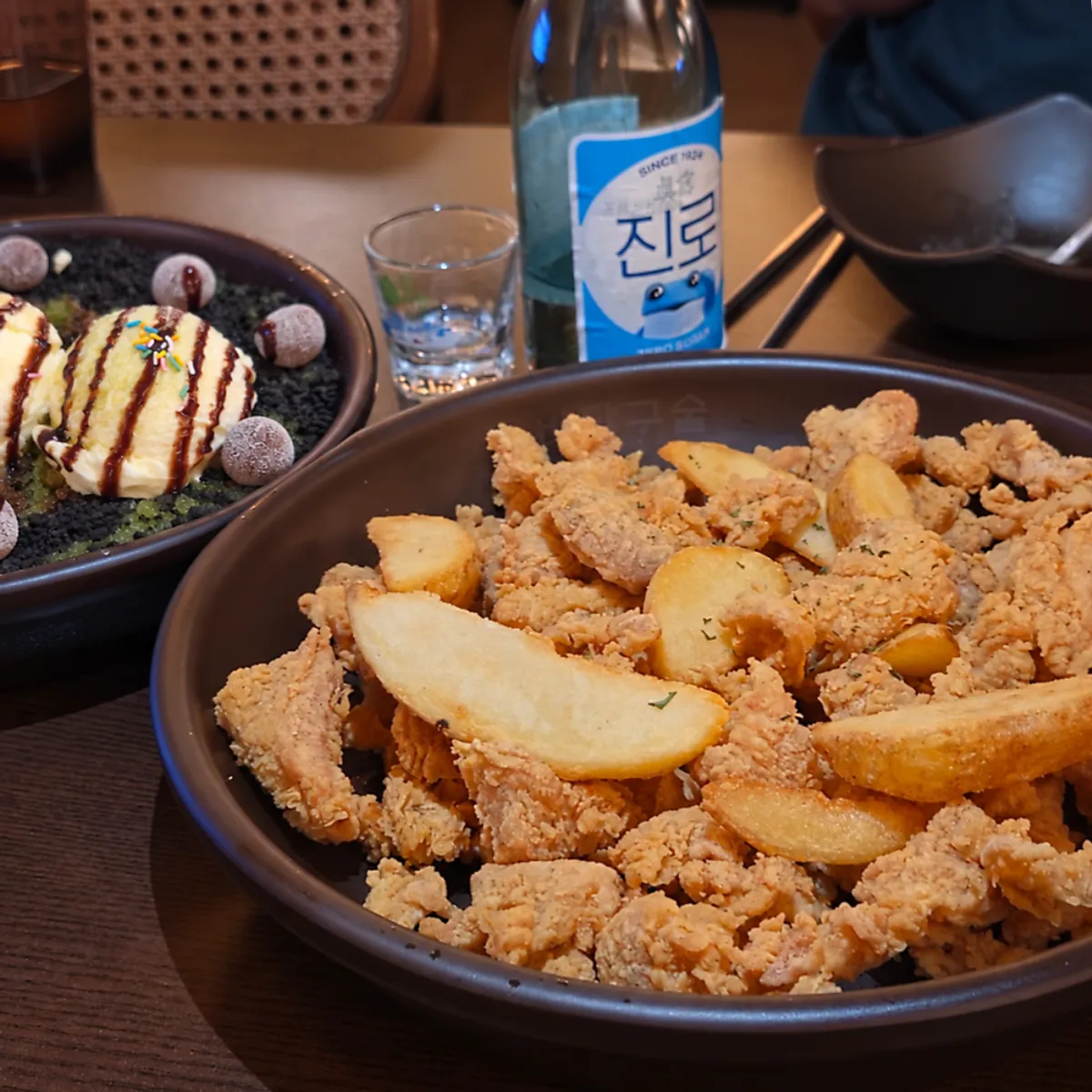 Matcha choco ice bingsu and fried boneless chicken at Bidangusul Seomyeon