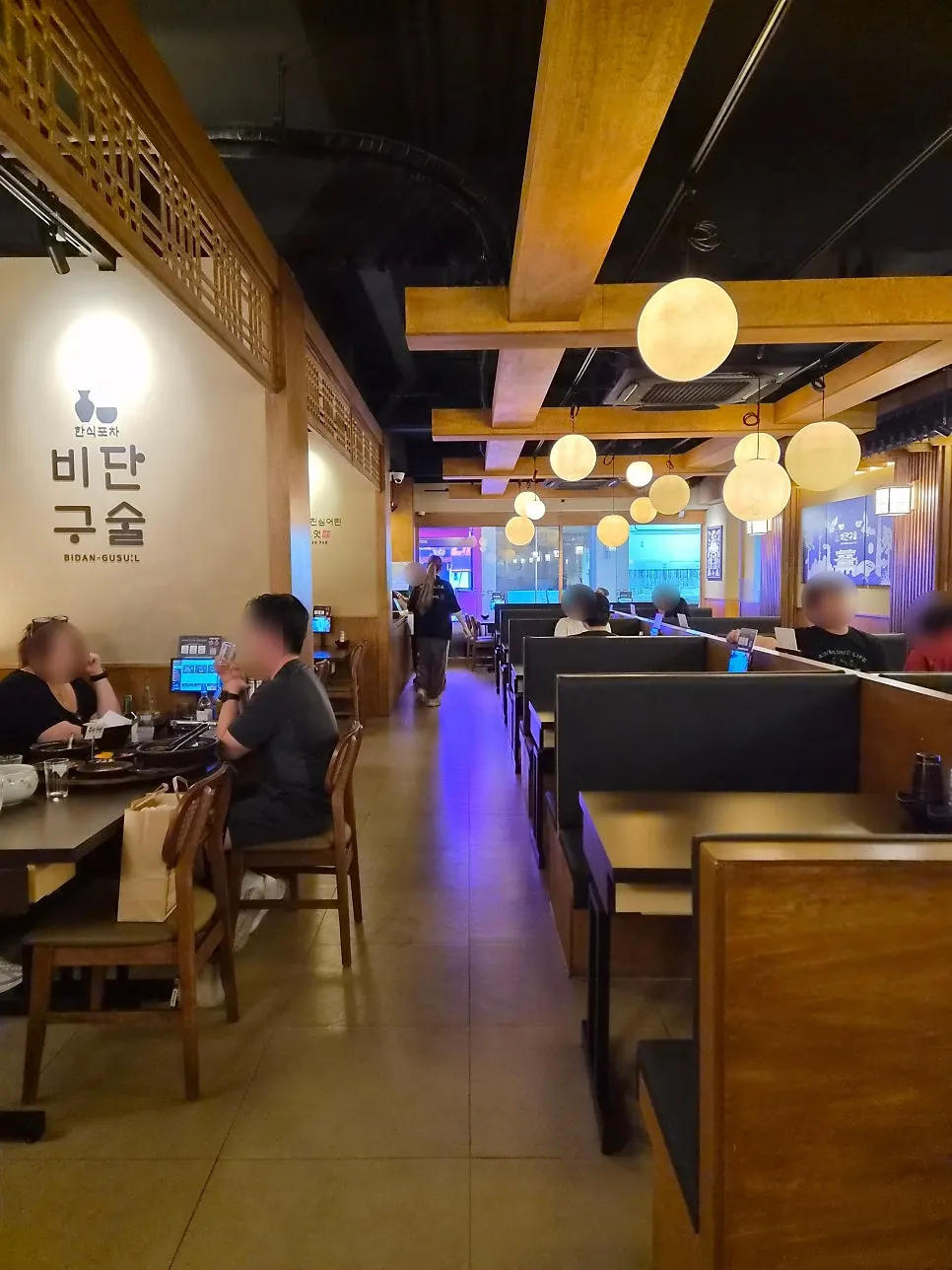 Clean, tidy tables inside Bidangusul Seomyeon