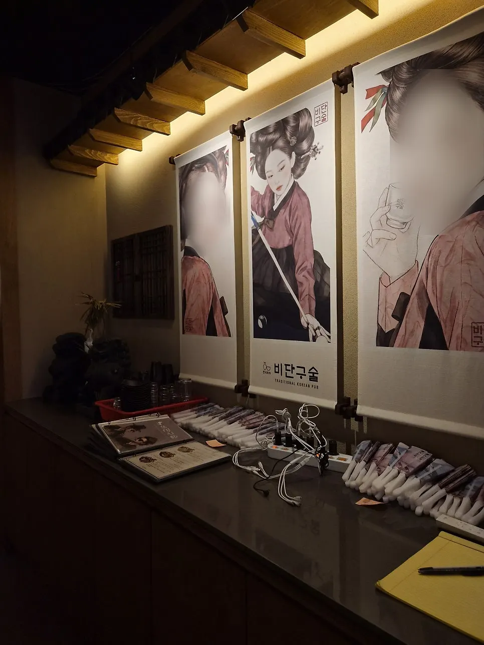 Comfortable interior atmosphere for drinking with friends