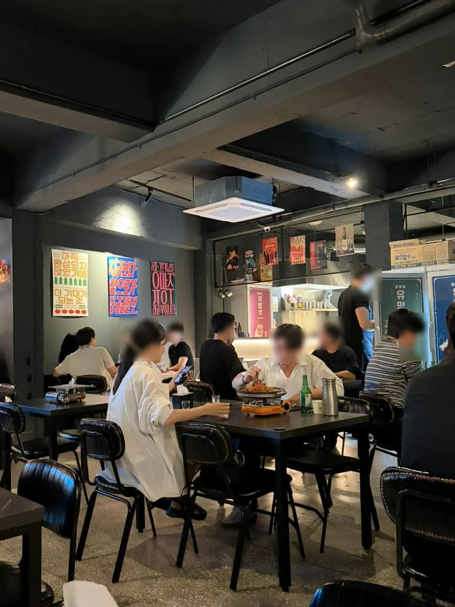 A clean, well-designed table seating area at Yuumangju Seomyeon Branch
