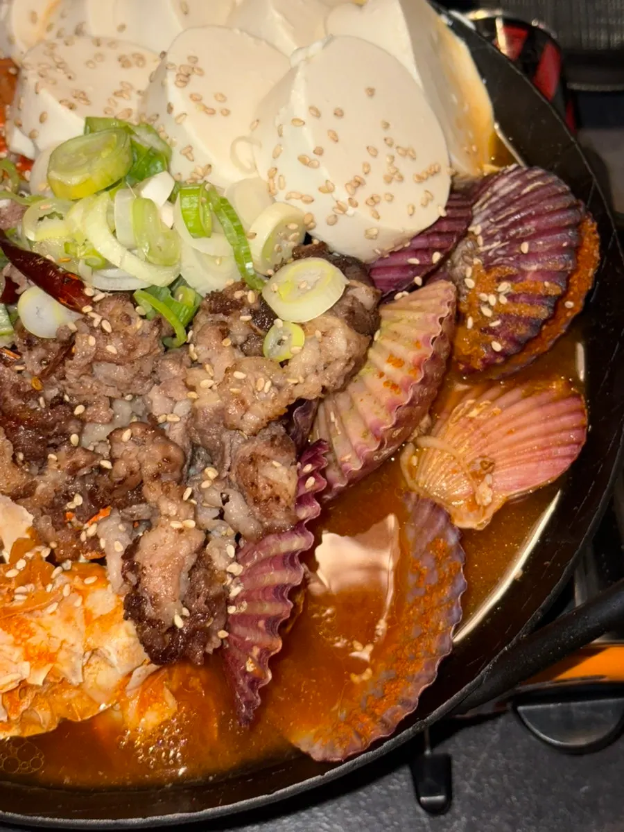Grilled beef belly placed on top of the hot pot