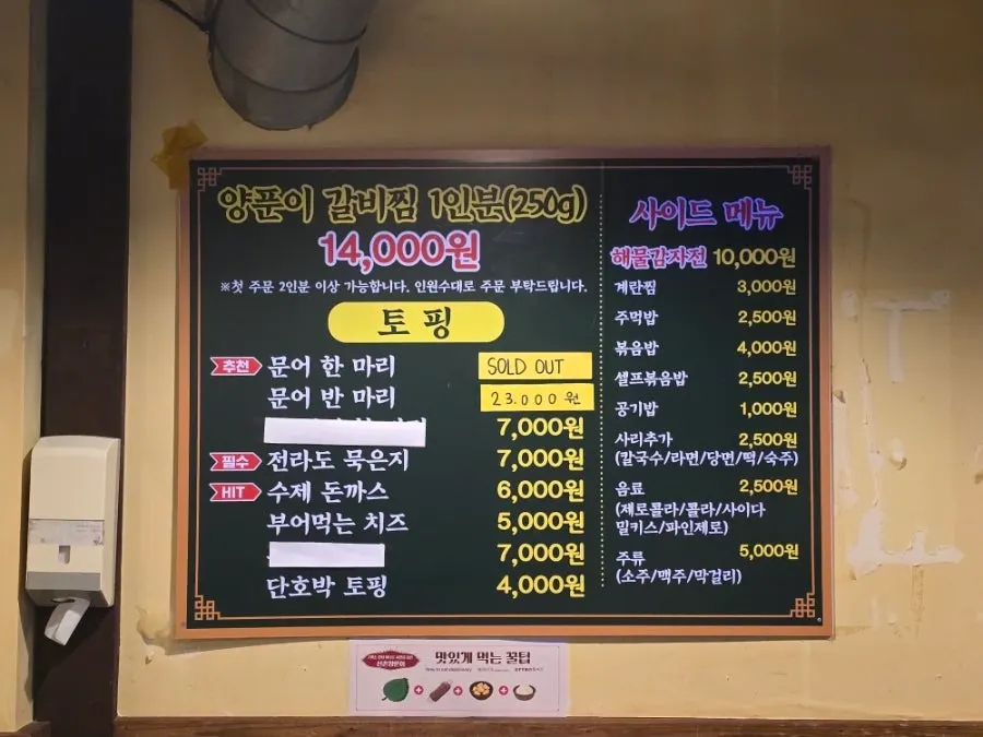 여러 테이블 좌석이 마련된 매장
