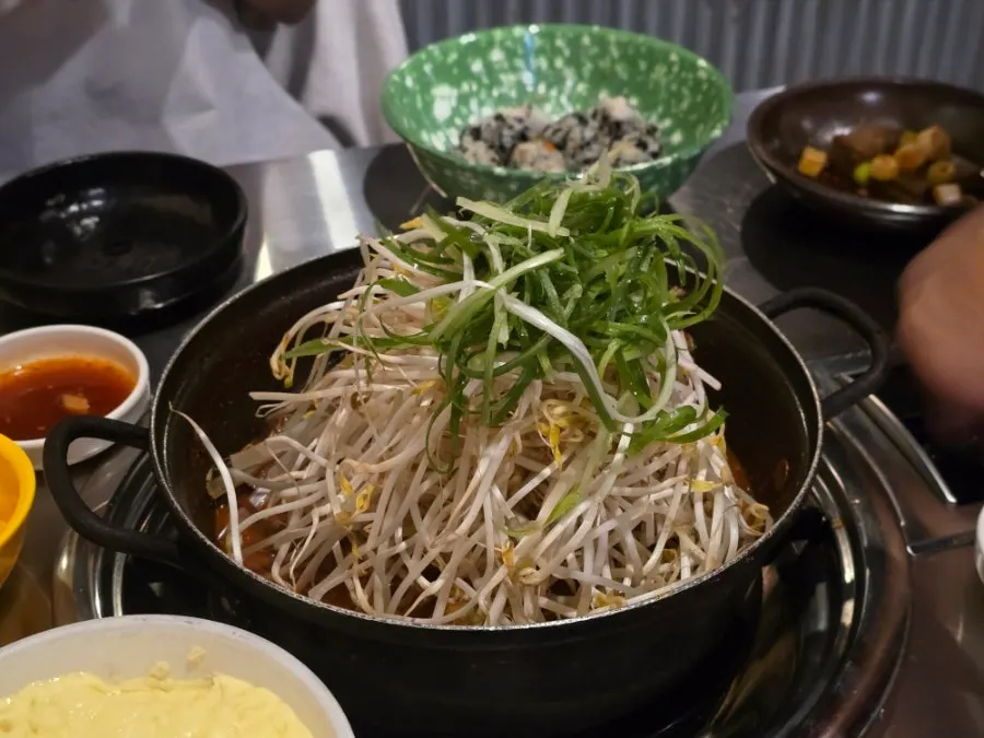 묵 양파장아찌 스프 기본찬 구성