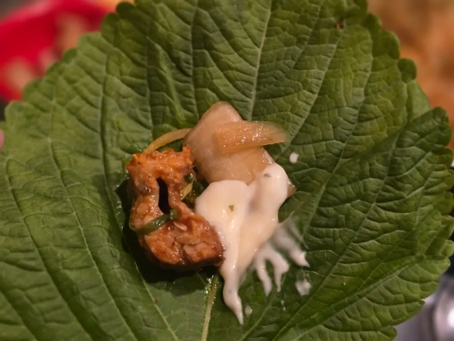 숙주와 파가 올라간 양푼이 갈비찜