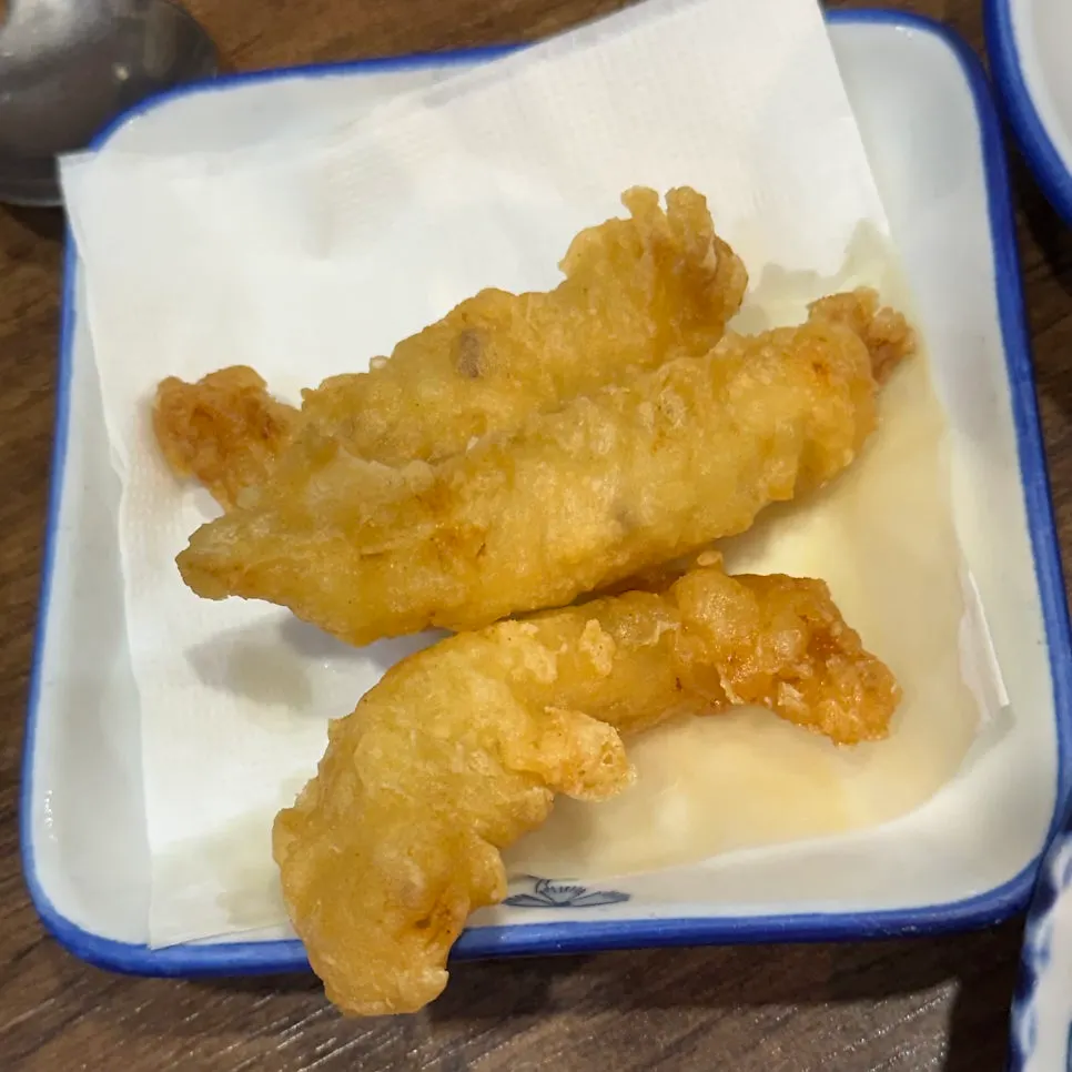 깍두기와 꼬시래기 무침 등 밑반찬 상차림