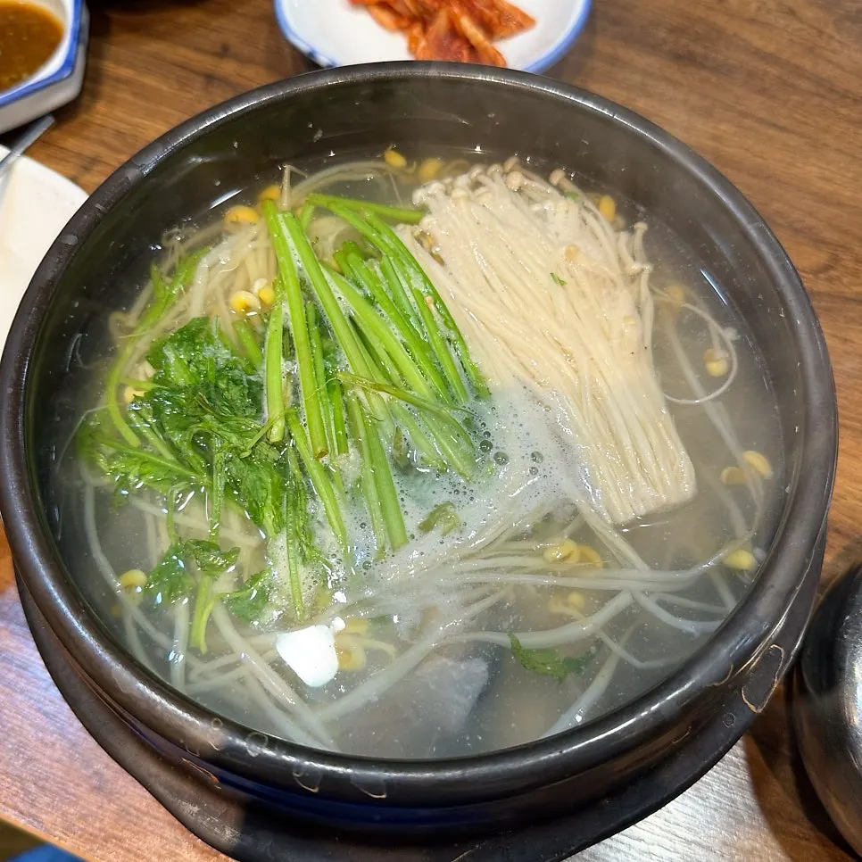 뚝배기에 가득 담긴 자연산 참복국