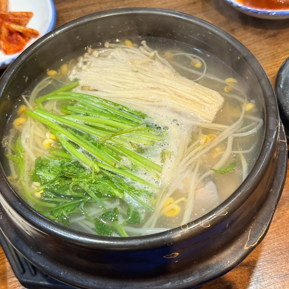 미나리와 팽이버섯이 올라간 맑은 참복 지리
