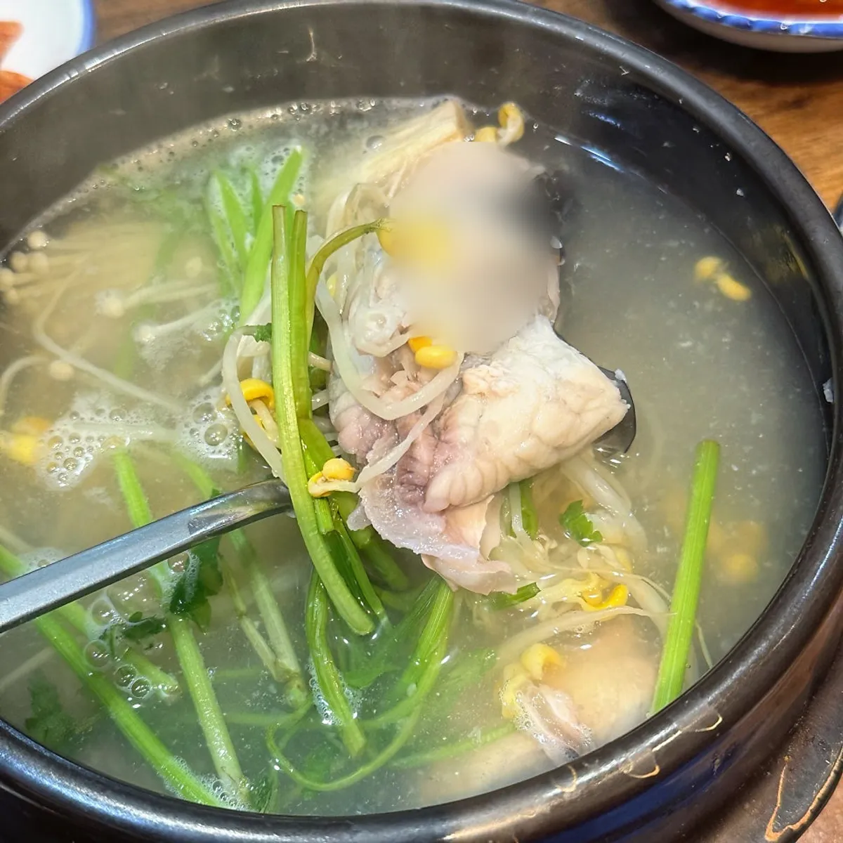 살이 두툼한 참복 살이 들어있는 복국